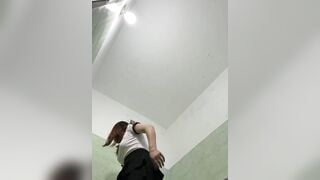 Em Emily lồn to thủ dâm trong tolet bắn nước tung tóe 2