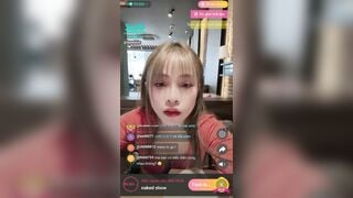 Show bím rồi thủ dâm luôn trong nhà hàng