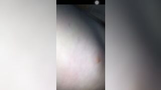Chờ nhà ngủ hết mới dám thò tay qua cửa sổ móc bím em (2)
