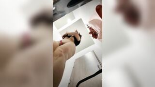 Nhét toy xong vào phòng thay đồ thủ dâm bắn đầy nước