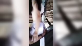 2 em học sinh mới lớn đi cafe chòi bị phụ huynh theo dõi