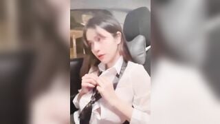 Em girl trắng xinh bú cu trên xe với quả ngực khủng