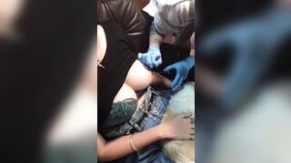 Dẫn chị gái đi xỏ khuyên vú