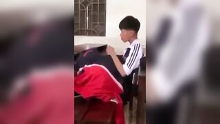 Đang bú cu thì bị cả lớp bắt gặp