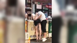 Biến thái tốc váy sờ lồn e gái đang trả tiền ở giữa phố