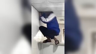 Đục Trần Nhà Vệ Sinh Để Nhìn Sang Wc Các Bạn Nữ Ở Hà Nộii