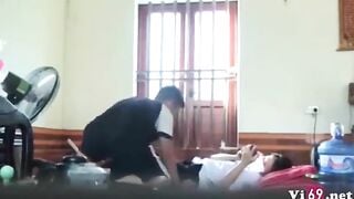 Bé nữ sinh trong bộ đồng phục đang chịch với bạn thân thì bạn em gọi điện thoại