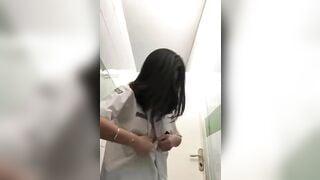 E gái lén lút móc loz trg WC trường bị cô giáo phát hiện p1