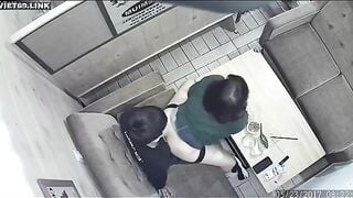 Cặp Đôi Trẻ Trong Quán Cà Phê Địt Nhauu Trên Ghế