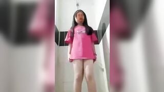 em gái nhảy trong tollet