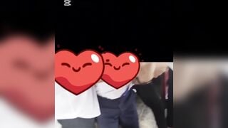 Bạn nam được người đẹp trai nhất thới giới chơi nên cười tít mắt