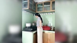 Gái quê đó, bố thì ở ngoài nch, con thì ở trong thủ dâm sau lưng bô liều thật