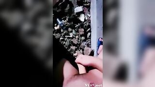 Nứng quá em ra đường trước cổng nhà người khác khẩu dâm thủ dâm