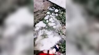 Nứng quá em ra đường trước cổng nhà người khác khẩu dâm thủ dâm