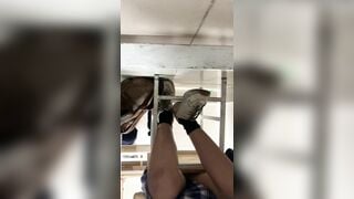 Quay lén dưới váy em hs trong giờ học