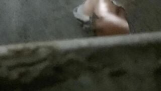Quay lén mẹ vợ tắm 4