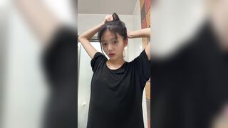 Em gái thủ dâm và tắm show vú lồn cho người yêu xem