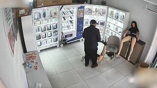 Khứa già lén vào cửa hàng tình dục chịch búp bê