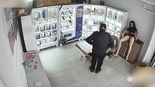 Khứa già lén vào cửa hàng tình dục chịch búp bê