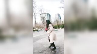Gái trung của vừa đái vừa múa ở ngoài đường