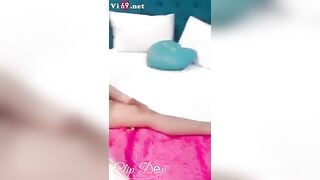 Cầm đt quay phim cho vợ dâm đụ với bạn thân