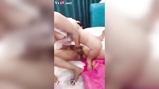 Cầm đt quay phim cho vợ dâm đụ với bạn thân