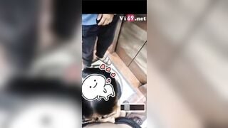 E gái bú cu trong thang máy người lạ vào mặc kệ vẫn bú