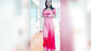 Cô giáo khoe ngực cho mình bú (Ai)