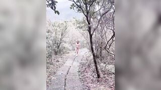 Dẫn em gái ra ngoài cho mát