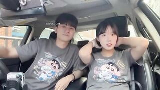 Vạch vú em ở trong xe