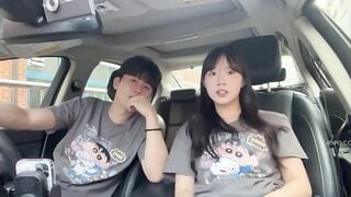 Vạch vú em ở trong xe