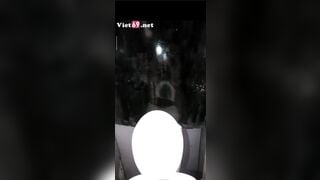 E chuppy rủ đi bar mà lén vào wc móc bắn nước bị bạn bè đập của