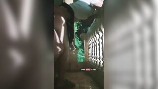Trời oi nóng vợ chồng đưa ra nhau ban công public cho nó mát