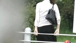 Cô gái bị xích quần lót vào hàng rào