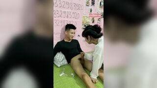 ĐỨA EM GÁI ĐỚP CU KHÔNG TRẬT PHÁT NÀO