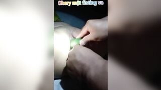 Thủ dâm cho em gái mới lớn một lúc 2 trái dưa leo sướng vl ra