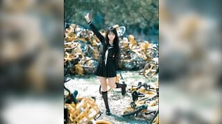 Sang nhà bạn thân chơi mà nó không mặc áo ngực thì ...
