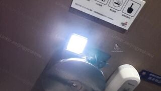 Lén đụ nhau trong nhà vệ sinh công cộng suýt bị phát hiện