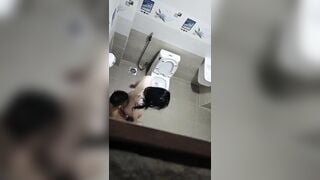 Cặp đôi chich nhau trong toliet