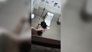 Cặp đôi chich nhau trong toliet