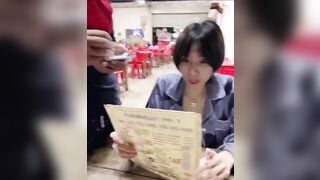 Khoe vú cho phục vú quán ...