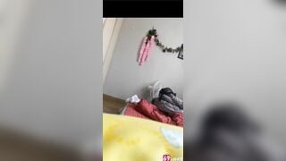 Đang bắt con gái bú cu, thì mẹ gọi ra và cái kết đắng