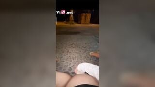 E gái thủ dâm ở trước cửa nhà người ta bắn nước bị hàng xóm phát hiện 2