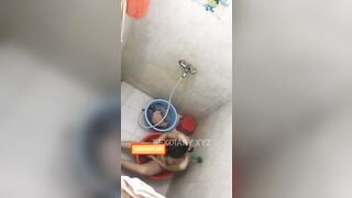 Em gái gần nhà chị họ tắm