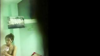 Em hàng xóm gần nhà tắm 5