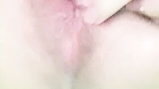 Thủ dâm lỗ đít với dầu gió tê tê phê phê lắm mn ạ