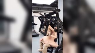 Cho bạn gái đi tập với PT ...
