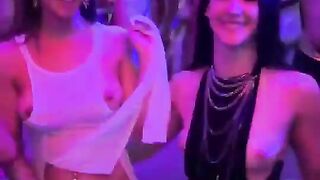 2 Em Show Hàng Ở Ngay Quán Bar