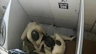 Threesome 2 em trong phòng massage