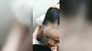 Nay đi làm chung vào nhà vệ sinh cho e bú nhanh